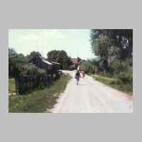 022-1209 Goldbach im Juni 1993. Der Verbindungsweg ueber den Dorfgraben von der kleinen Seite zur Hauptstrasse.jpg